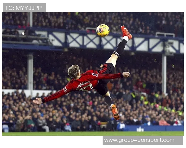 C罗精彩倒钩破门后队友热情为其戴帽子庆祝场面温馨